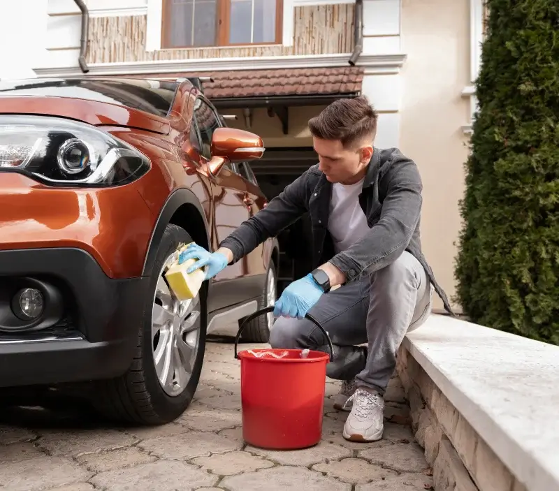Lavage auto à domicile Saint-Romain-d'Ay : professionnel intervenant sur un véhicule